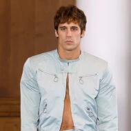 El actor Martiño Rivas desfilando como modelo en el desfile de Palomo Spain
