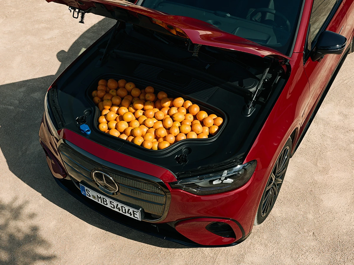 Maletero delantero del Mercedes-Benz GLC eléctrico cargado con naranjas.