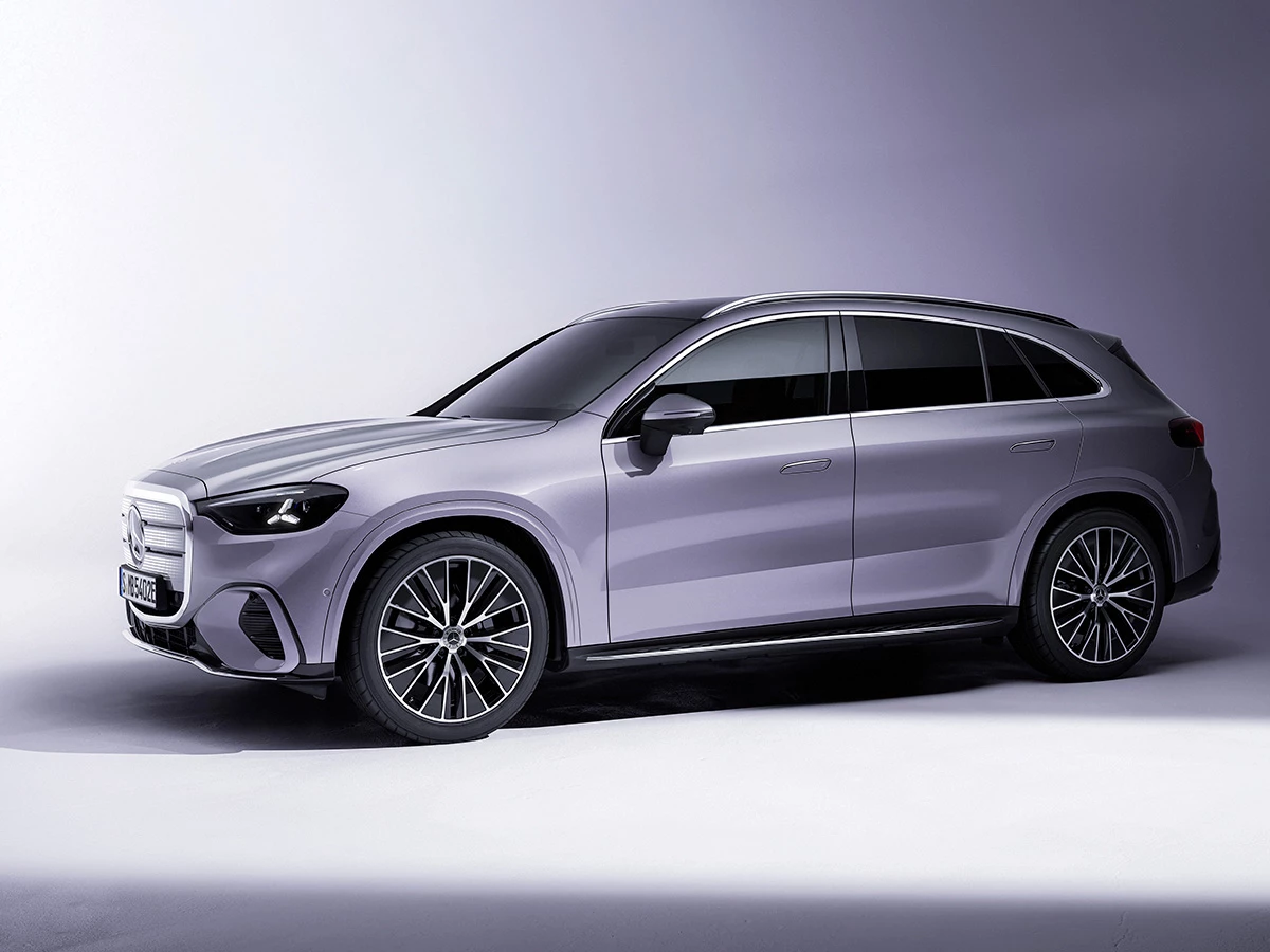 Vista general lateral del nuevo Mercedes-Benz GLC eléctrico en color gris perla.