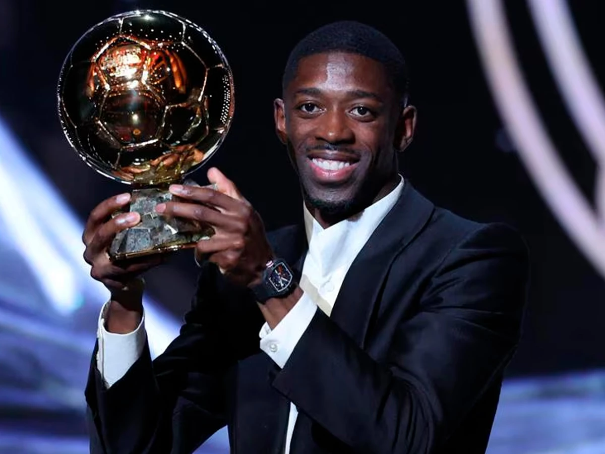 Ousmane Dembélé alzando el Balón de Oro 2025 con un reloj Richard Mille en la muñeca