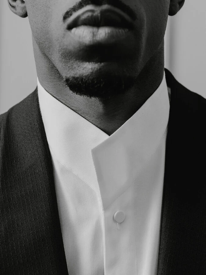 Detalle del cuello del esmoquin de Zegna que el futbolista Ousmane Dembele vistió durante la gala del Balón de Oro 2025