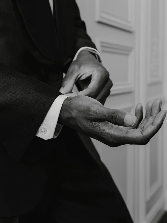 Detalle del puño del esmoquin de Zegna de Ousmane Dembélé antes de la gala del Balón de oro 2025