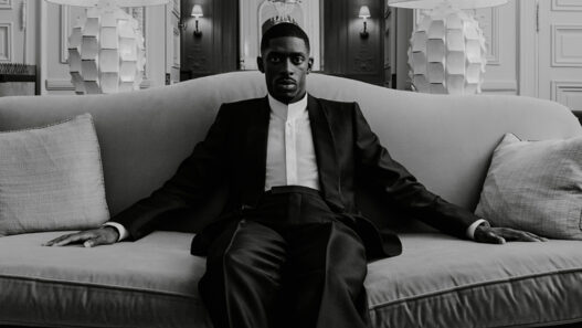El futolista Ousmane Dembélé con un esmoquin de Zegna
