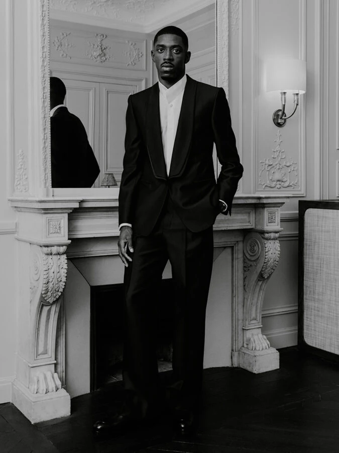 Ousmane Dembélé posa en la suite de su hotel vestido con un esmoquin de Zegna antes de la gala del Balón de oro 2025