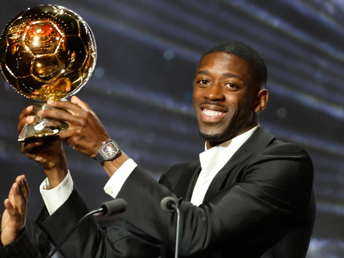 Ousmane Dembélé sonríe mientras alza el Balón de oro 2025 mientras asoma un reloj Richard Mille bajo la manga de su chaqueta