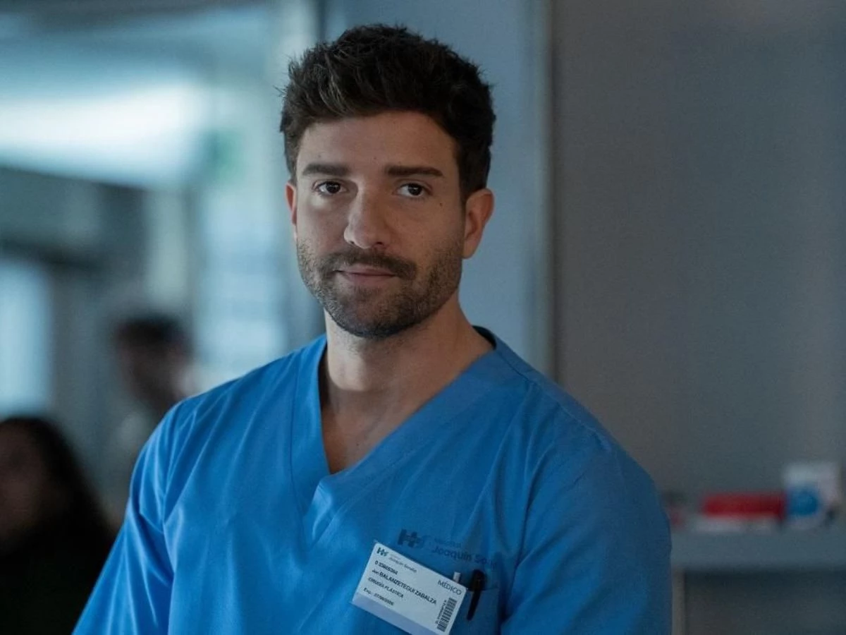 Pablo Alborán vestido de médico con el uniforme azul en su papel de la serie Respira de Netflix