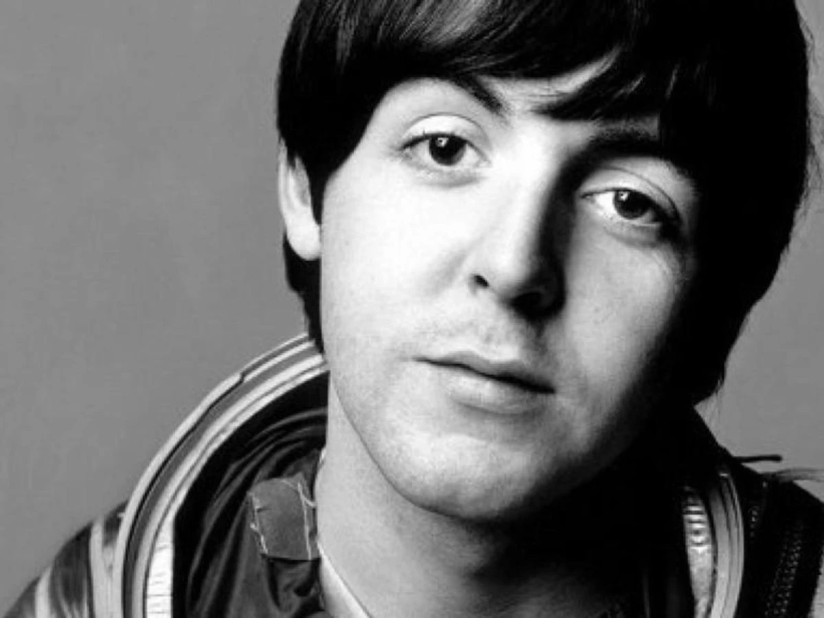 Retrato en blanco y negro del cantante Paul McCartney de joven