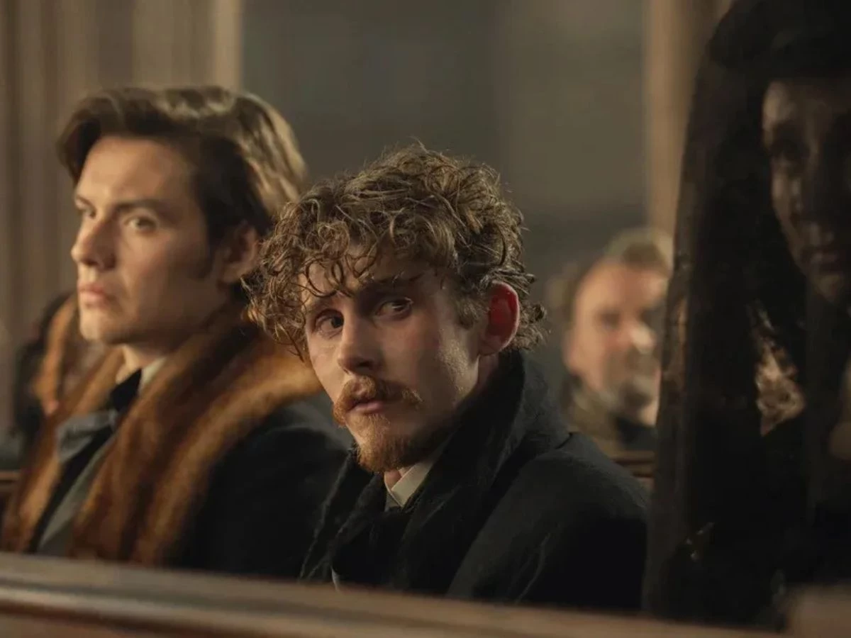 Escena de la serie La casa Guinness de Netflix en la que aparece Patrick Cochrane
Seamus O'Hara en una iglesia mirando de reojo