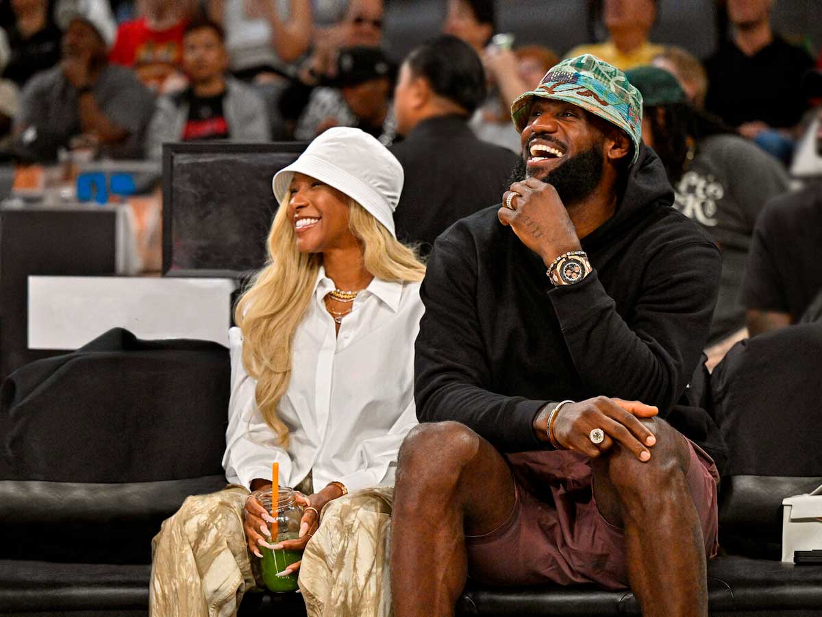 Secuencia de la serie de Netflix El 5 inicial, en la que se ve a sus dos protagonistas viendo un partido de baloncesto