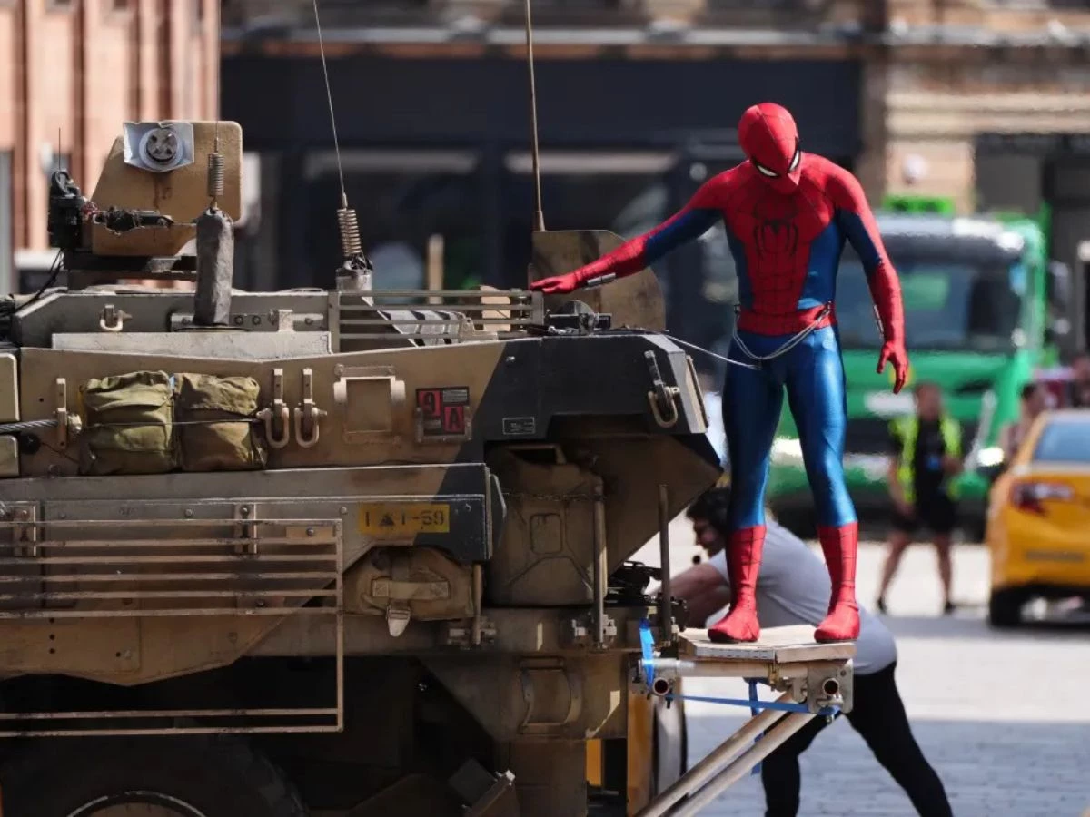 Tom Holland en el set de rodaje de la película Spider-Man
