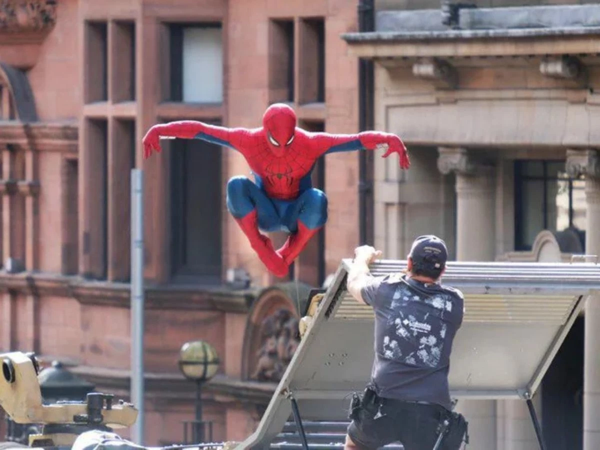 Tom Holland durante la grabación de la película Spider-Man