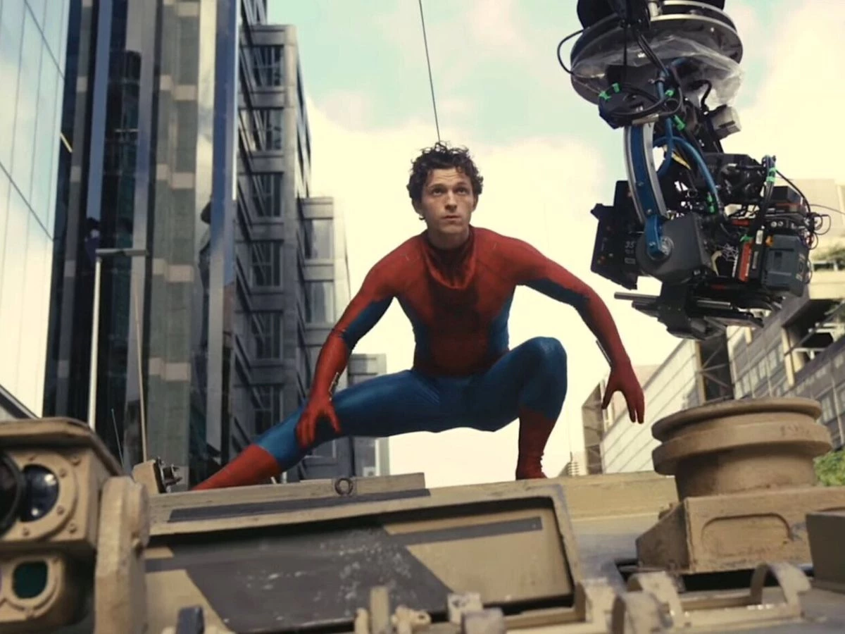 Tom Holland mientras graba Spider-Man