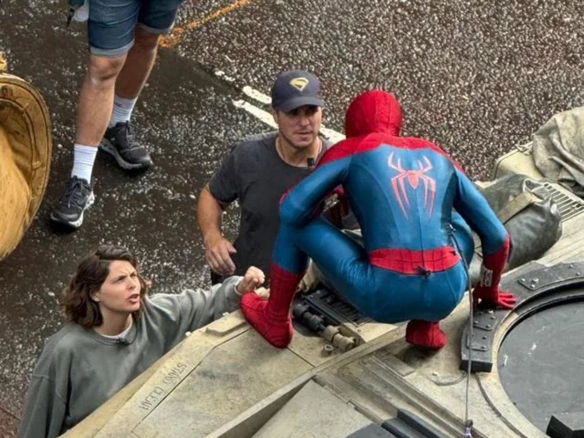 Tom Holland recibe instrucciones del equipo de producción de la película Spider-Man