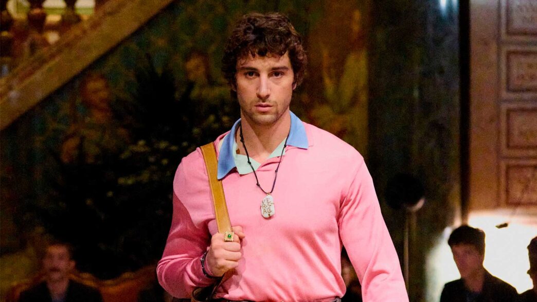 El actor Agustín della Corte desfilando para Versace con un jersey rosa chicle y un polo azul