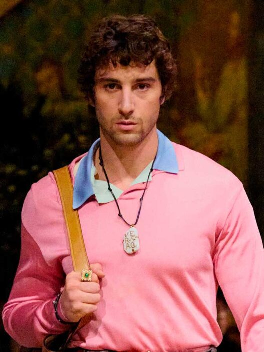El actor Agustín della Corte desfilando para Versace con un jersey rosa chicle y un polo azul