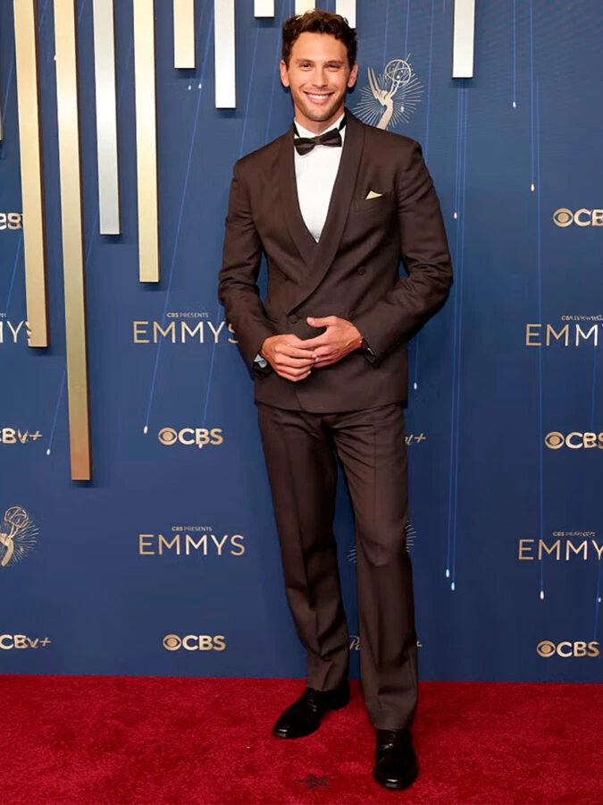 El actor Cooper Koch vestido de Calvin Klein para los premios Emmy 2025