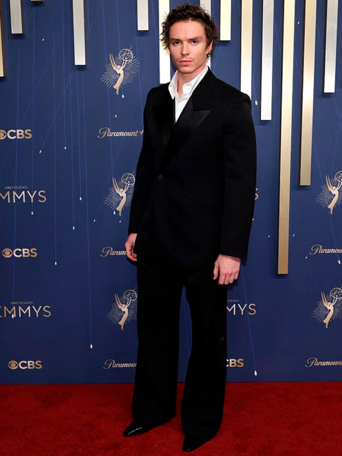 El actor Nicholas Alexander Chavez vestido de Saint Laurent Emmy Awards 2025
