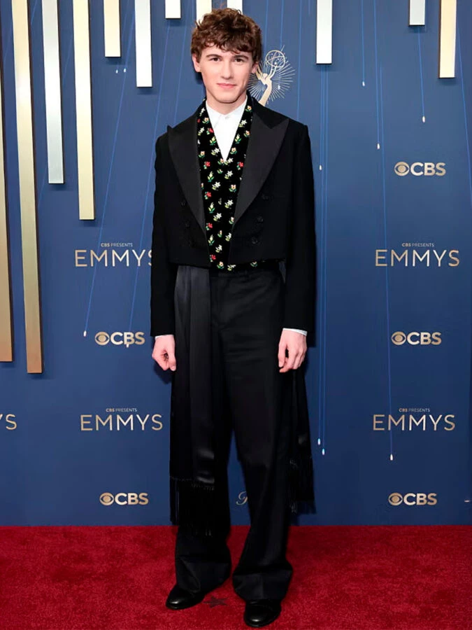 Sam Nivola vestido de Dior Homme para los Emmy Awards 2025