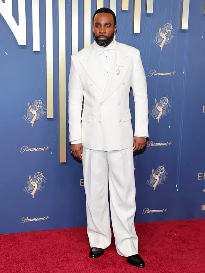 Tramell Tillman vestido de Dolce & Gabbana y joyas de Bouchero en los Emmy Awards 2025