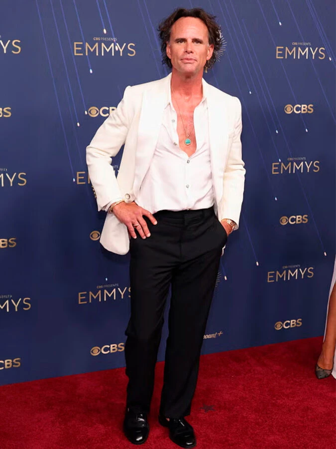 El actor Walton Goggins vestido de Louis Vuitton para los premios Emmy 2025