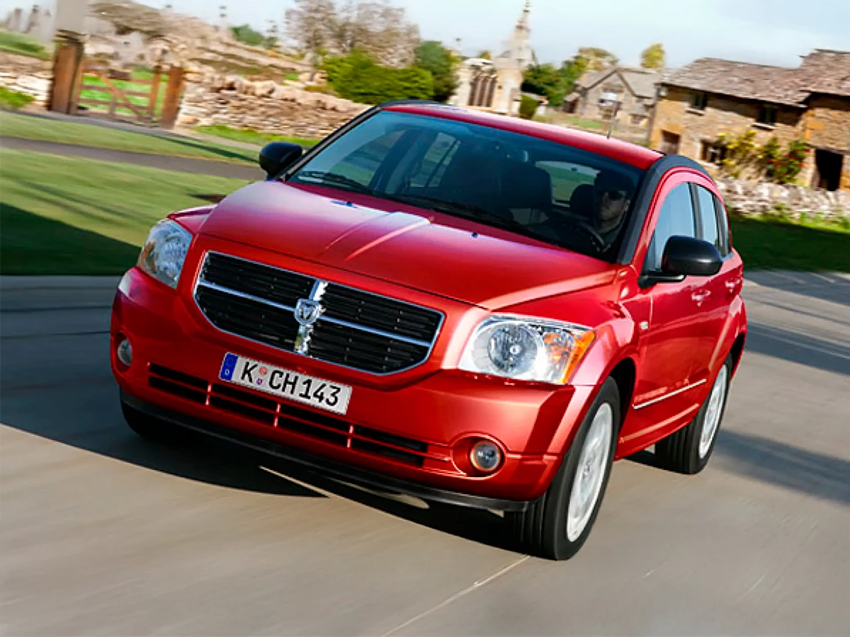Dodge Caliber con motor Volkswagen 2.0 TDI (CRD) circulando por carretera.