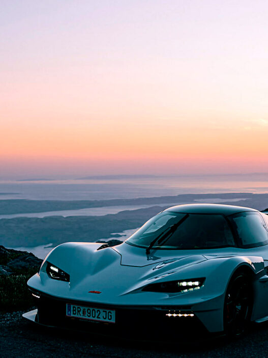 Coches con motor Volkswagen que no son Volkswagen: KTM X-Bow al atardecer.