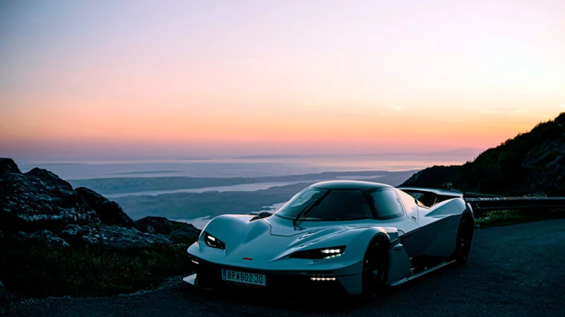 Coches con motor Volkswagen que no son Volkswagen: KTM X-Bow al atardecer.
