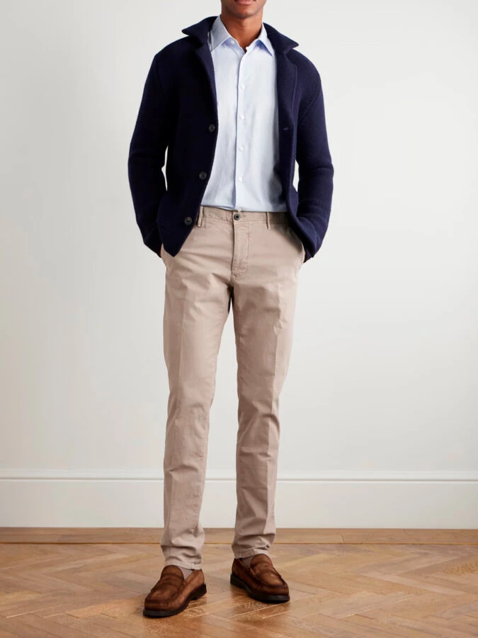 Look smart casual con pantalón beige, camisa azul clara y rebeca de punto azul marino