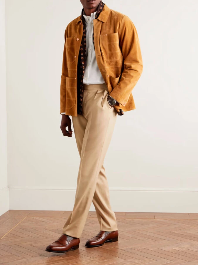 Conjunto con pantalón beige, camisa blanca y chaqueta de ante color miel