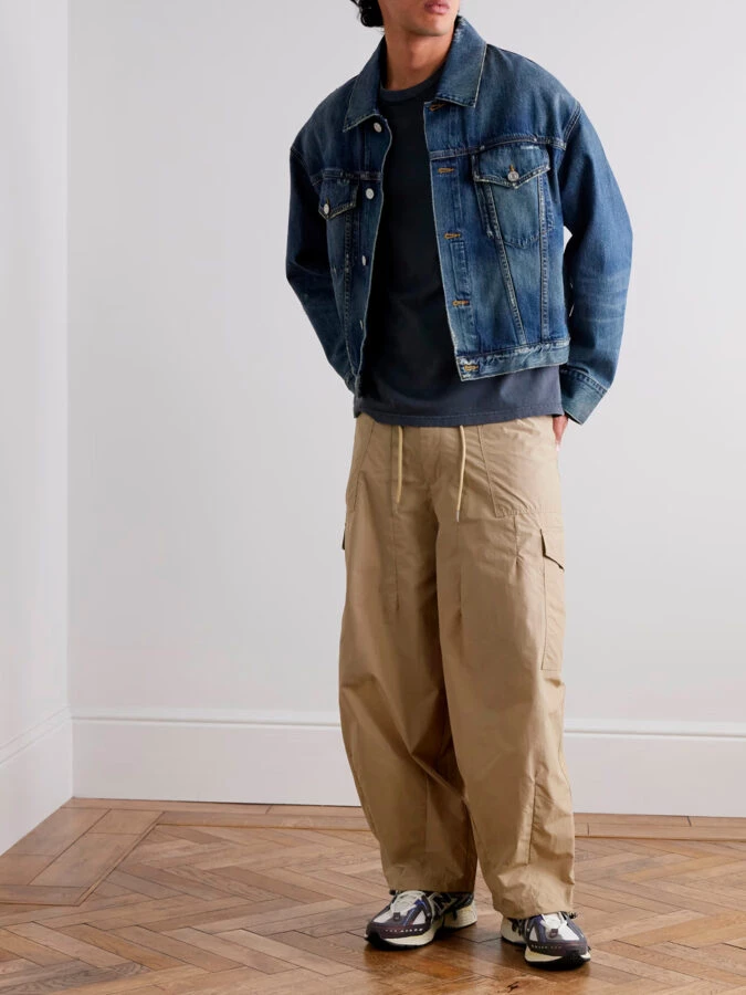Look urbano con pantalón beige cargo ancho, camiseta oscura y chaqueta vaquera oversize
