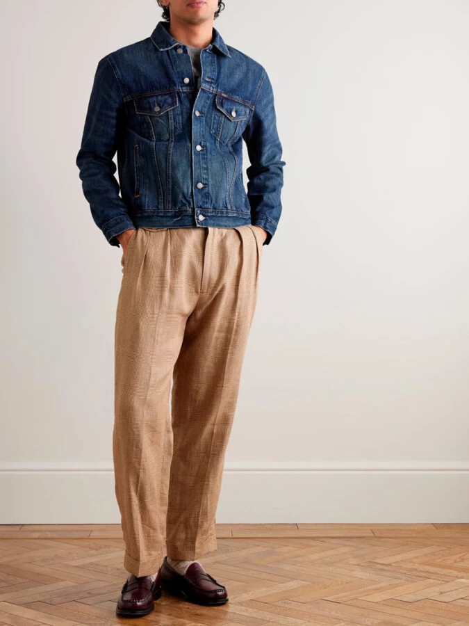 Conjunto con pantalón beige de cuadros, camiseta gris básica y chaqueta vaquera clásica azul