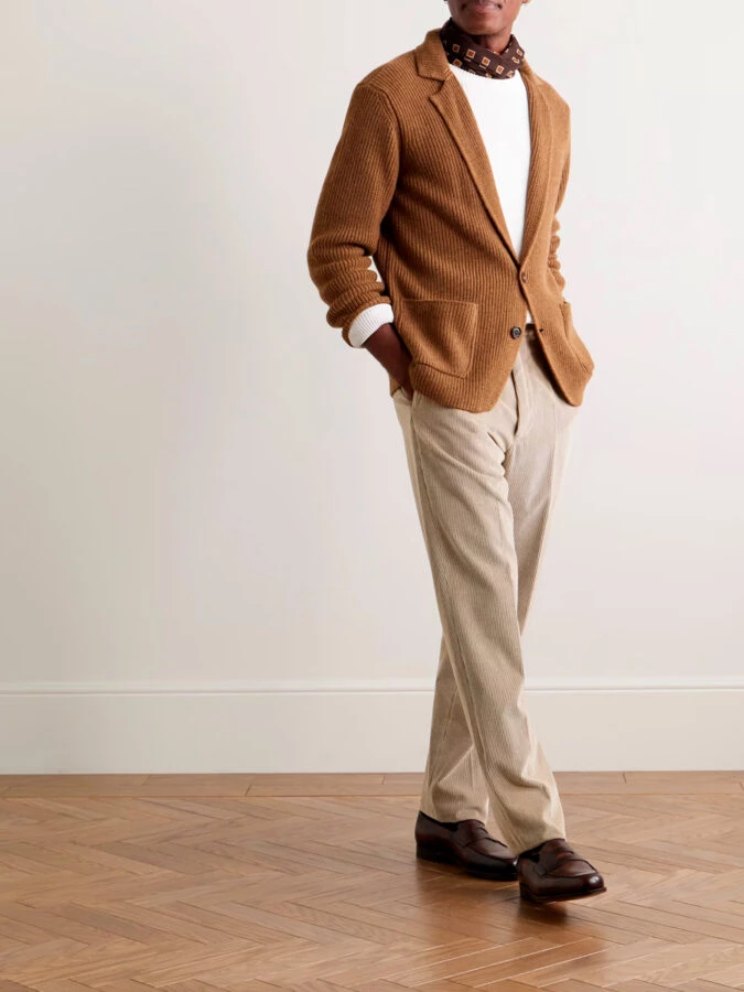 Look con pantalón beige de pana, jersey blanco de cuello alto y chaqueta marrón