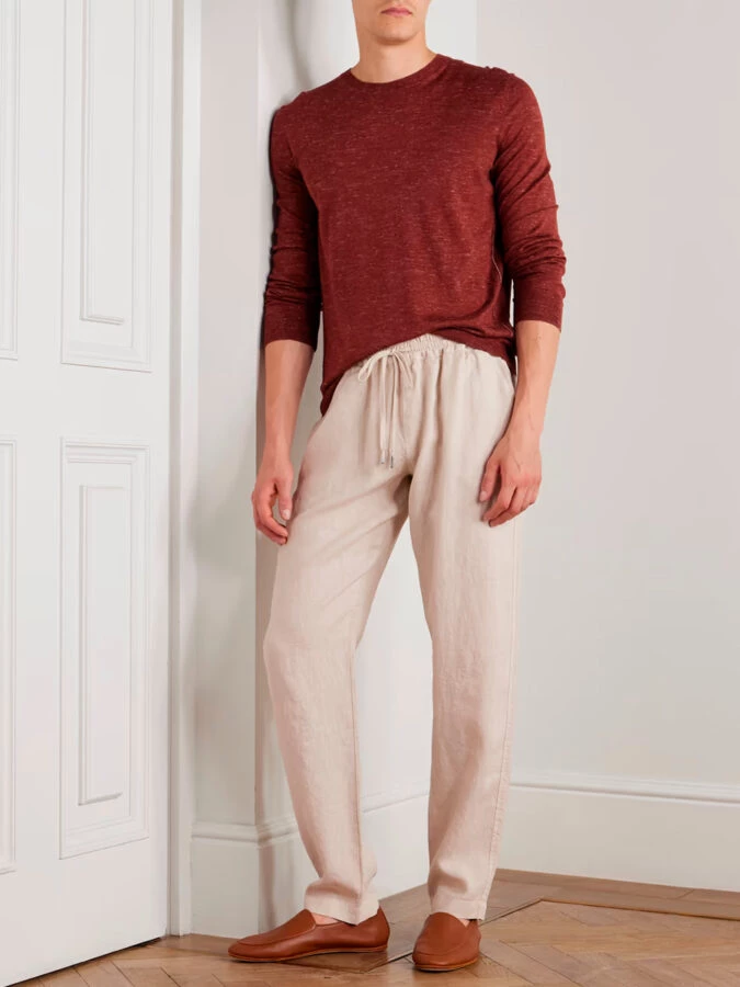 Conjunto con pantalón beige claro y jersey rojo oscuro de manga larga