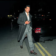 Por qué ir a la ópera es la máxima expresión de la elegancia... si vas así vestido El modelo David Gandy caminando por la calle, de noche vestido muy elegante con traje y un abrigo largo