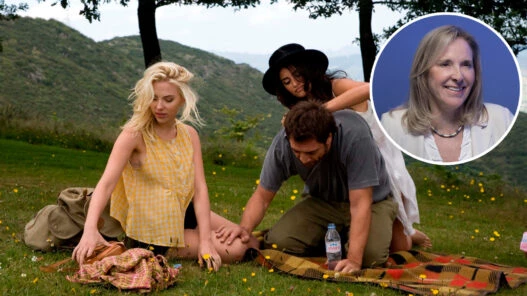 Escena de la película Vicky, Cristina, Barcelona en la que aparecen Javier Bardem, Scarlett Johansson y Penélope Cruz en un campo, arriba a la derecha aparece la antropóloga Helen Fisher. Imagen destacada en un artículo sobre por qué es imposible amar a dos personas a la vez