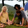 Escena de la película Vicky, Cristina, Barcelona en la que aparecen Javier Bardem, Scarlett Johansson y Penélope Cruz en un campo, arriba a la derecha aparece la antropóloga Helen Fisher. Imagen destacada en un artículo sobre por qué es imposible amar a dos personas a la vez