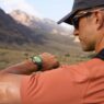 Hombre consultando su reloj Huawei en una ruta al aire libre