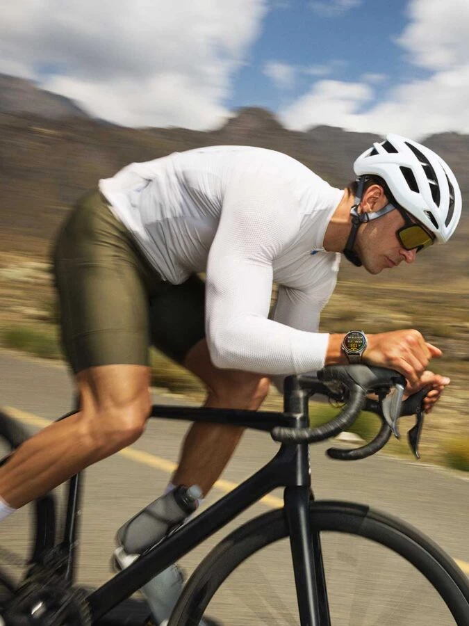 Ciclista en carretera utilizando el Huawei Watch GT 6 para monitorizar su rendimiento