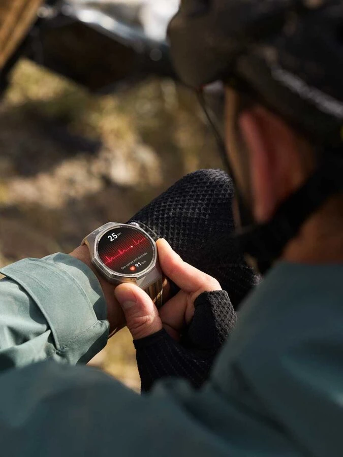 Usuario comprobando las métricas de salud en su smartwatch Huawei GT 6 durante una ruta