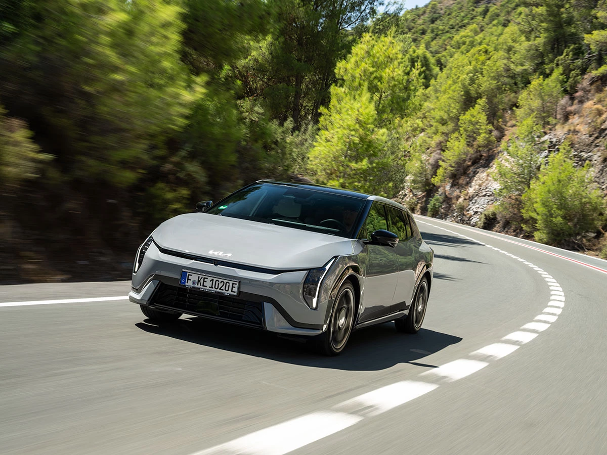 Kia EV4 2025 en carretera de montaña, perfil delantero