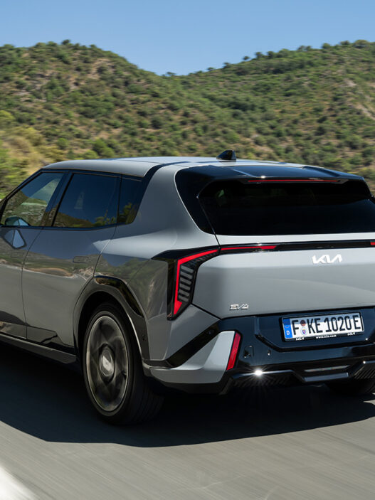 Vista trasera del Kia EV4 circulando por autopista