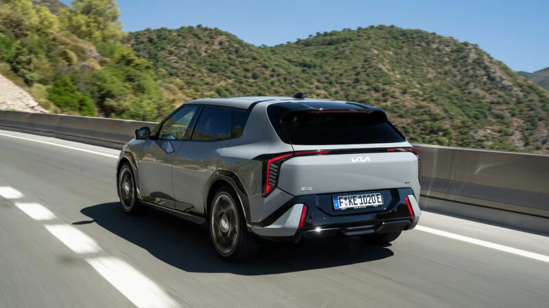 Vista trasera del Kia EV4 circulando por autopista