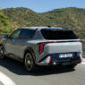 Vista trasera del Kia EV4 circulando por autopista