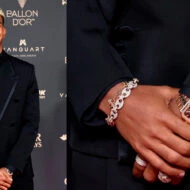 Lamine Yamal posa en el photocall del Balón de oro con un Patek Philippe