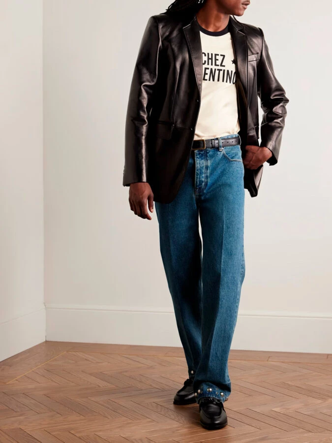 Look estilo casual para hombre con pantalones vaqueros chaqueta de cuero y mocasines