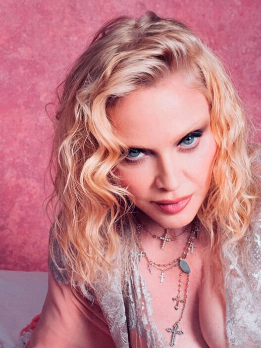 Madonna anuncia nuevo disco para 2026 fotografía en la que se ve a la cantante posando en un fondo rosa y lencería