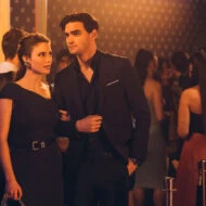 Escena de la película Culpa Nuestra en la que se ve a Gabriel Guevara muy elegante vestido con un traje negro en lo que parece una fiesta