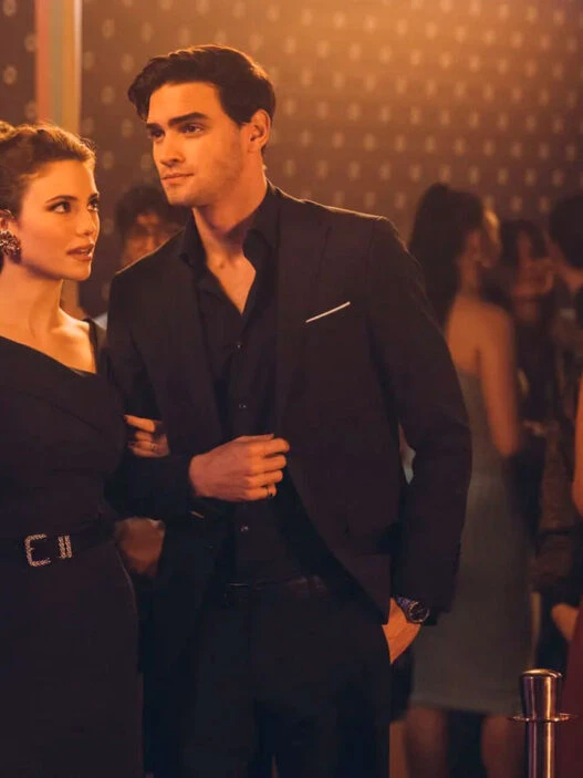 Escena de la película Culpa Nuestra en la que se ve a Gabriel Guevara muy elegante vestido con un traje negro en lo que parece una fiesta
