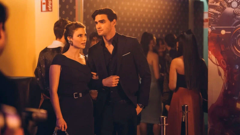 Escena de la película Culpa Nuestra en la que se ve a Gabriel Guevara muy elegante vestido con un traje negro en lo que parece una fiesta