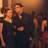 Escena de la película Culpa Nuestra en la que se ve a Gabriel Guevara muy elegante vestido con un traje negro en lo que parece una fiesta